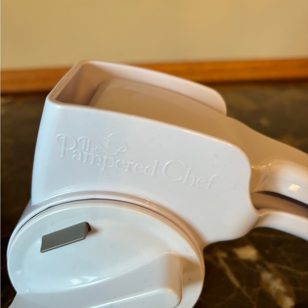 Pampered Chef Rotary Cheese Grater White - Picture 3 of 7